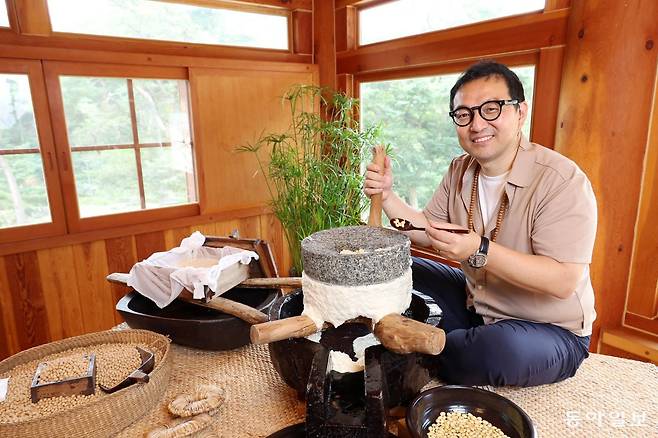 미국 뉴욕 CIA 요리학교(Culinary Institute of America)양종집 교수가 18일 서울 은평구 진관사 보문원에서  사찰음식을 체험하기 위해 맷돌로 콩을 갈고 있다.  전영한 기자 scoopjyh@donga.com
