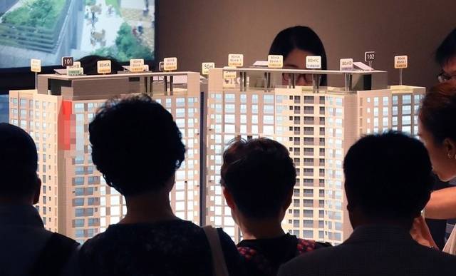 견본주택 유니트를 바라보는 관람객들.[연합뉴스]