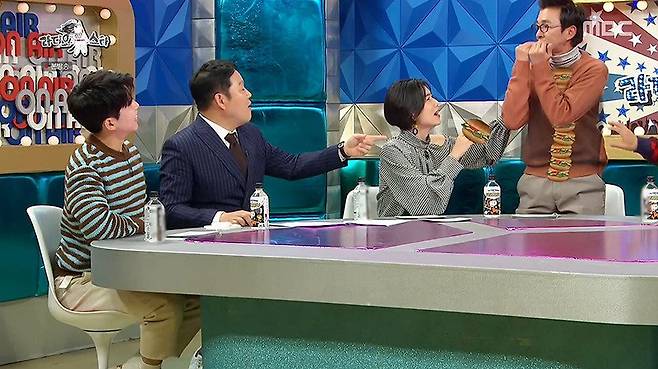 8-5.jpg 박지윤이 먹는 햄버거 양을 이해 못하는 김국진 ㄷㄷ..jpg 박지윤이 먹는 햄버거 양을 이해 못하는 김국진 ㄷㄷ..jpg