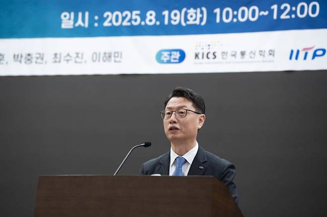 홍진배 IITP 원장이 19일 국회의원회관 제1소회의실에서 열린 ‘AI G3 도약을 위한 6G·AI 네트워크 정책 토론회'에서 축사를 하고 있다. IITP 제공