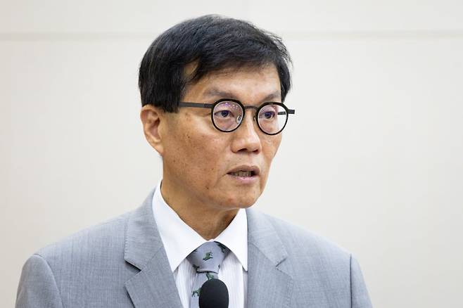 이창용 한국은행 총재가 19일 서울 여의도 국회에서 열린 제428회 국회(임시회) 기획재정위원회 제2차 전체회의에 출석해 업무보고를 하고 있다. 뉴스1.