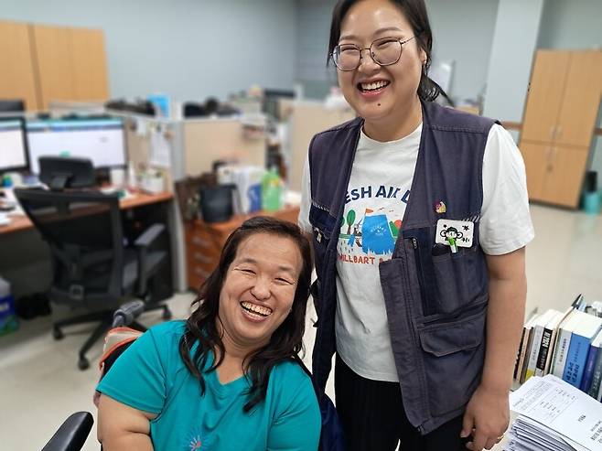 지난달 21일 전남 목포시 석현동 전남장애인옹호기관 사무실에서 동명원 피해생존자 김애정씨가 자신을 지원해온 인권단체 활동가 이기림씨와 포즈를 취했다. 고경태 기자