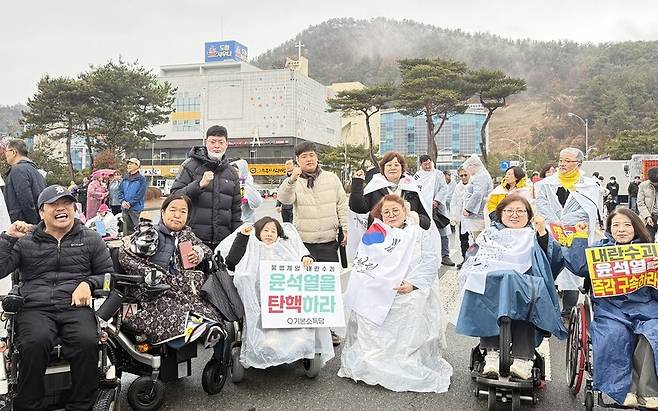 광주 전남도청 앞 윤석열 탄핵 촉구 집회에 참석한 김애정씨(왼쪽서 세번째). 김애정씨 제공