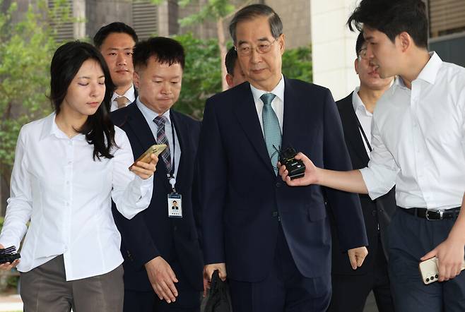 한덕수 전 국무총리가 19일 오전 내란특검 조사를 받기 위해 서울 서초구 서울고검 청사로 향하고 있다. 류우종기자 wjryu@hani.co.kr