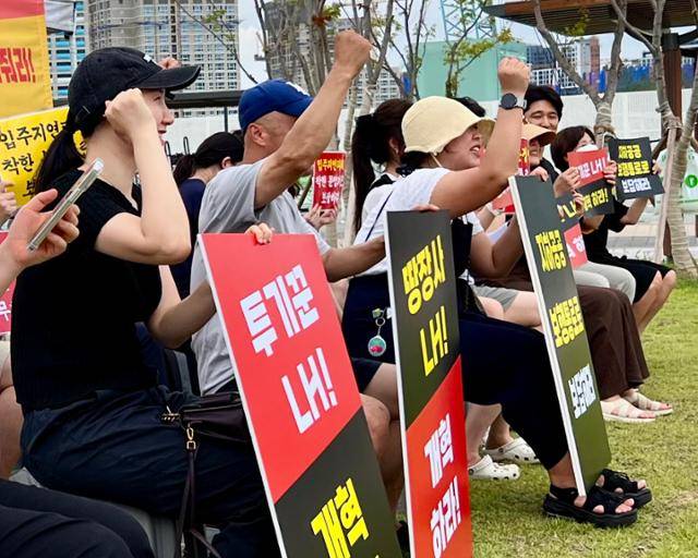 사전청약 피해자 비상대책위원회 회원들이 17일 경기 파주시 운정중앙역 앞에서 사전청약 무산 대책 이행을 촉구하는 구호를 외치고 있다. 김민호 기자