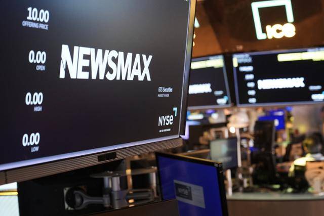 3월 31일 미국 뉴욕에 위치한 뉴욕증권거래소(NYSE)의 모니터 화면에 미국 보수 성향 매체 뉴스맥스의 로고가 보이고 있다. 뉴욕=AP 연합뉴스