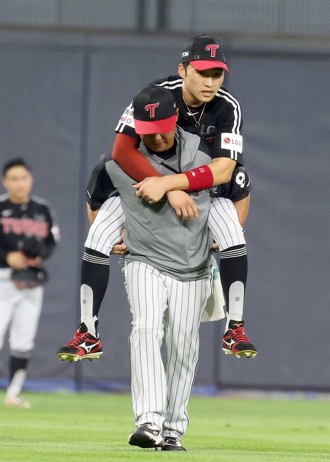 12일 오후 수원 KT위즈파크에서 열린 2025 프로야구 LG와 KT 경기. LG 중견수 박해민이 8회 KT 오윤석의 타구를 수비하다 부상으로 업혀나오고 있다. 수원=정시종 기자 capa@edaily.co.kr /2025.08.12.