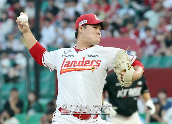 9일 오후 인천 SSG랜더스필드에서 열린 2025 프로야구 KT 와 SSG경기. SSG 투수 전영준이 4회 선발 문승원에 이어 등판, 역투하고 있다. 인천=정시종 기자 /2025.07.09.