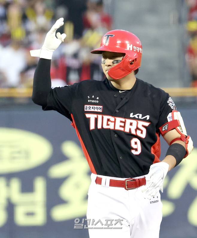3일 오후 잠실야구장에서 열린 2025 프로야구 KIA와 두산 경기. KIA 윤도현이 8회 1타점 적시타를 날리고 다른주자 수비하는 사이 2루까지 진루한뒤 세리머니하고 있다. 잠실=정시종 기자 /2025.06.03.