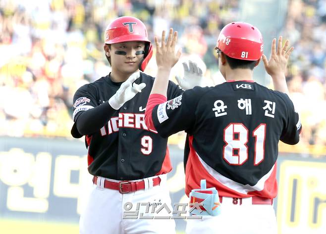 3일 오후 잠실야구장에서 열린 2025 프로야구 KIA와 두산 경기. KIA 윤도현이 4회 1타점 적시타를 기록한 뒤 기뻐하고 있다. 잠실=정시종 기자 /2025.06.03.