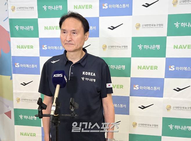 안준호 농구 대표팀 감독이 19일 인천국제공항을 통해 귀국한 뒤 2025 FIBA 아시아컵을 마친 소감을 전하고 있다. 인천공항=김우중 기자