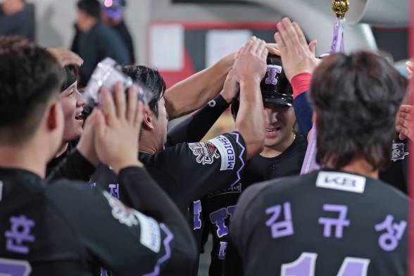 19일 광주 키움전 3회 역전 스리런 홈런을 때려낸 나성범이 동료들의 축하를 받고 있다. KIA 제공
