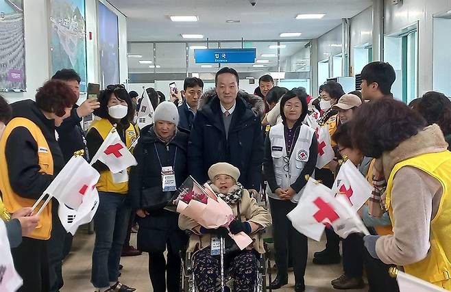 자료사진 : 지난 2월 9일 휠체어를 탄 채 고국 땅을 밟은 최고령인 최군자(92) 할머니를 변철환 동포청 차장이 모시며 입국장으로 들어서고 있다. 변 차장 오른쪽은 박은영 대한적십자사 본부장, 왼쪽은 최 할머니의 딸 에모토투리 씨. 2025.2.9 [사진=연합뉴스]