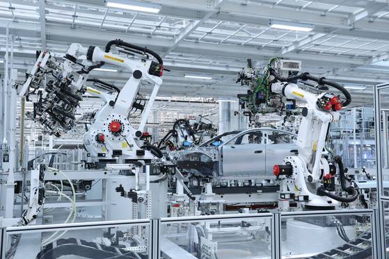 베이징의 샤오미 수퍼팩토리의 차체 조립 공정에서 로봇들이 자동으로 전기차를 만들고 있다. 공장측은 핵심 공정 100%, 전체 공정 91% 자동화를 실현했다고 소개했다. 사람이 없어도 76초마다 1대를 생산한다. [사진 샤오미]