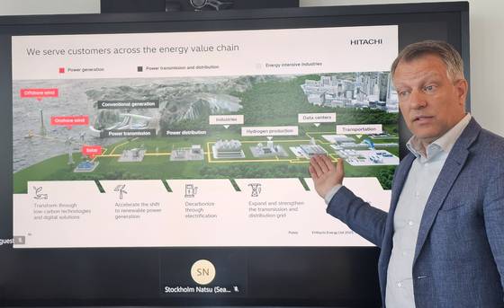 지난 6월 스톡홀름 히타치에너지 지사에서 만난 니클라스 페르손 그리드 통합부문 부사장이 전압형 HVDC의 재생에너지 간헐성 극복 기술에 대해 설명하고 있다. 히타치에너지는 스웨덴·스위스·일본 합작사다. 스톡홀름=정은혜 기자