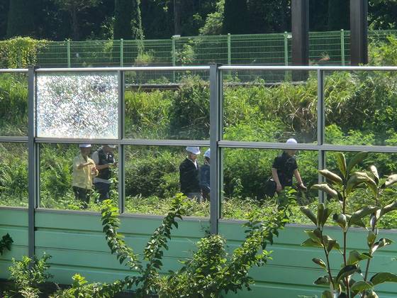 19일 열차 사고가 발생한 경북 청도군 화양읍 삼신리 경부선 철로 위에서 사고 수습 관계자들이 현장을 확인하고 있다. 이날 사고로 철로 근처에서 작업을 위해 이동 중이던 근로자 2명이 숨지고 5명이 다쳤다. 김정석 기자