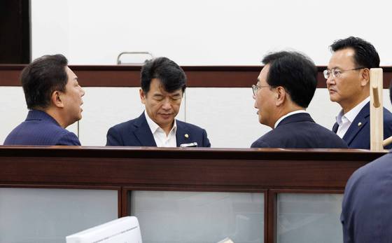 여야 원내지도부가 19일 오후 서울 여의도 국회에서 열린 우원식 국회의장 주재 여야 원내대표 회동에 앞서 대화를 하고 있다. 왼쪽부터 김병기 더불어민주당 원내대표, 문진석 민주당 원내운영수석부대표, 송언서 국민의힘 원내대표, 유상범 국민의힘 원내수석부대표. 임현동 기자