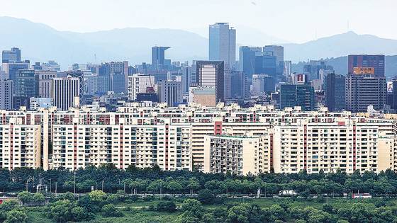 서울 응봉산에서 바라본 압구정 현대아파트. 연합뉴스