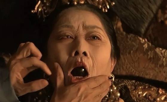 서태후가 죽은 직후 입안에 야명주를 넣는 모습을 묘사한 영화 '마지막 황제'의 한 장면. 사진 소니픽처스