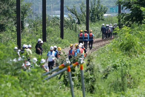 19일 오전 10시 52분쯤 경북 청도군 화양읍 삼신리 청도소싸움 경기장 인근 경부선 철로에서 마산으로 향하던 무궁화 열차가 선로에서 작업하던 근로자 7명을 치는 사고가 발생했다.  경찰과 소방, 코레일 등 관계자들이 사고 현장을 조사하고 있다. 뉴스1