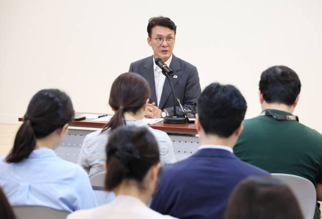 ▲ 김민석 국무총리가 19일 서울 종로구 정부서울청사 별관에서 열린 출입기자단 간담회에서 질문에 답하고 있다. 연합뉴스