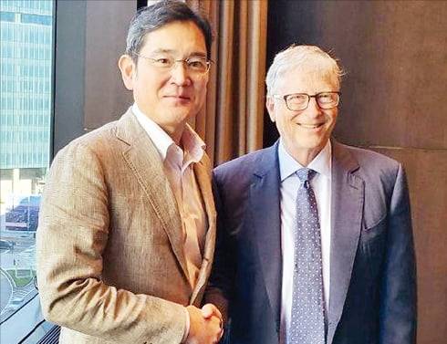 이재용 삼성전자 회장(당시 부회장)이 2022년 8월 방한한 빌 게이츠 ﻿이사장을 만나 악수하고 있다. ﻿  한경DB