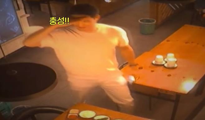 임용 10주년을 맞아 동기 모임을 갖던 중 쓰러져 있던 시민을 구한 중앙경찰학교 282기 경찰관들. 사진=서울경찰 유튜브 채널 영상 갈무리