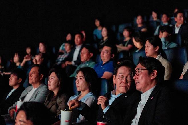 이재명 대통령과 김혜경 여사가 지난 17일 서울 용산구 CGV에서 영화 '독립군:끝나지 않은 전쟁'을 관람하고 있다. 오른쪽은 배우 조진웅. /사진=뉴스1