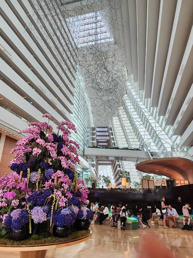 타워1 로비. 높은 층고가 시원한 개방감을 선사한다.