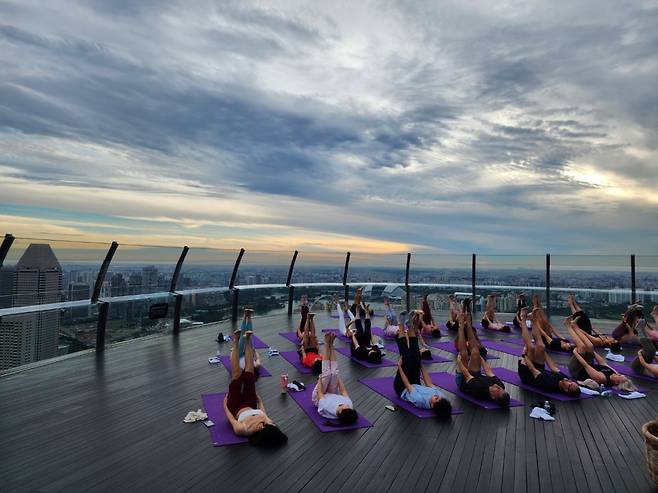 스카이 라운지에서 매일 아침 열리는 요가 세션