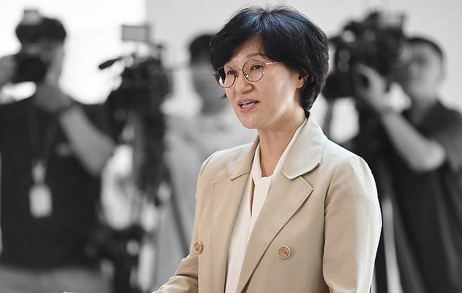 원민경 여성가족부 장관 후보자가 18일 인사청문 준비 사무실이 마련된 서울 한국청소년활동진흥원으로 출근하며 소감을 밝히고 있다. 연합뉴스