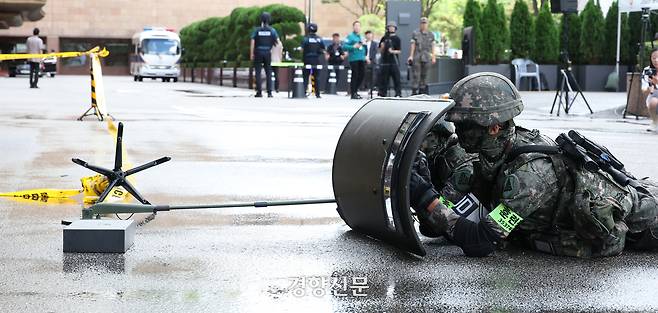 군인들이 폭발물 제거 훈련을 하고 있다.