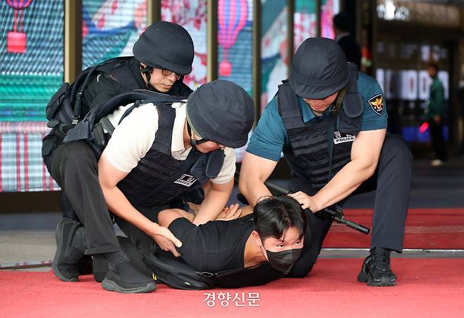 남대문경찰서 경찰들이 테러범 검거 훈련을 하고 있다.