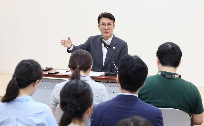 기자들 질문에 답하는 김 총리 김민석 국무총리가 19일 정부서울청사 별관에서 열린 출입기자단 간담회에서 질문에 답하고 있다.  연합뉴스