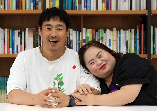 정은혜 작가가 지난 14일 서울 중구 경향신문사에서 남편 조영남씨와 포즈를 취하고 있다. 정 작가는 발달장애인 일자리 현장에서 조씨를 만나 1년여 교제 끝에 지난 5월 결혼했다. 서성일 선임기자