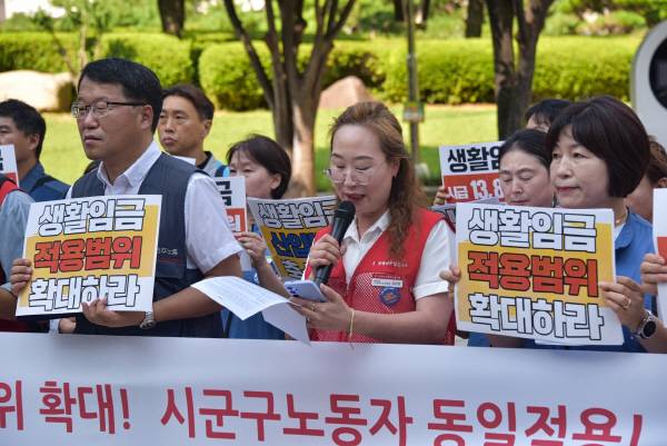 19일 오전  민주노총 부산지역본부가 부산시청 앞 광장에서 2026년 적용 부산시 생활임금 요구안 발표 기자회견을 열고 있는 모습. 민주노총 부산본부 제공