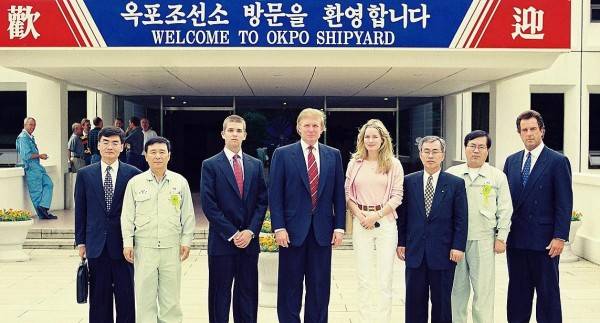 1998년 부동산 사업가로서 경남 거제 대우조선해양(현 한화오션) 옥포조선소를 찾은 도널드 트럼프 미국 대통령. 연합뉴스
