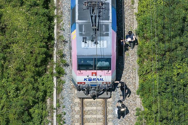 Investigators from the police, fire department and Korail examine the tracks where a train hit seven railway workers, killing two in Cheongdo, North Gyeongsang Province, on Aug. 19. (Yonhap)