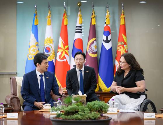 Minister of National Defense Ahn Gyu-back, left, speaks with U.S. Sen. Tammy Duckworth at the Defense Ministry in Yongsan District, central Seoul, on Aug. 18. [DEFENSE MINISTRY]