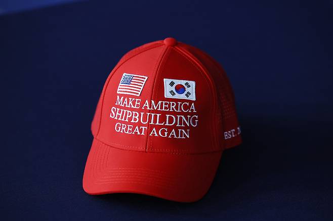 A red baseball cap designed by the Ministry of Trade, Industry and Energy to promote its “Make American Shipbuilding Great Again” initiative during trade talks with the United States is pictured on Aug. 3. [JOINT PRESS CORPS]