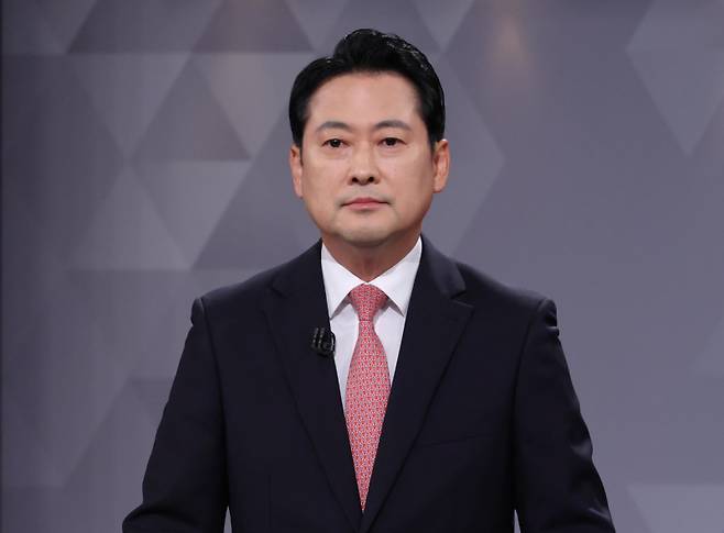 국민의힘 당 대표 선거에 출마한 장동혁 후보가 17일 서울 여의도 KBS에서 열린 2차 텔레비전 토론회에 참석해 방송 시작을 기다리고 있다. 연합뉴스
