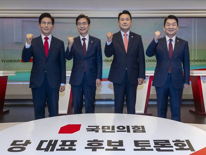 국민의힘 전당대회에 출마한 김문수(왼쪽부터)·조경태·장동혁·안철수 당대표 후보가 19일 TV조선 스튜디오에서 열린 3차 TV 토론회를 하기 전 기념사진을 촬영했다. 연합뉴스