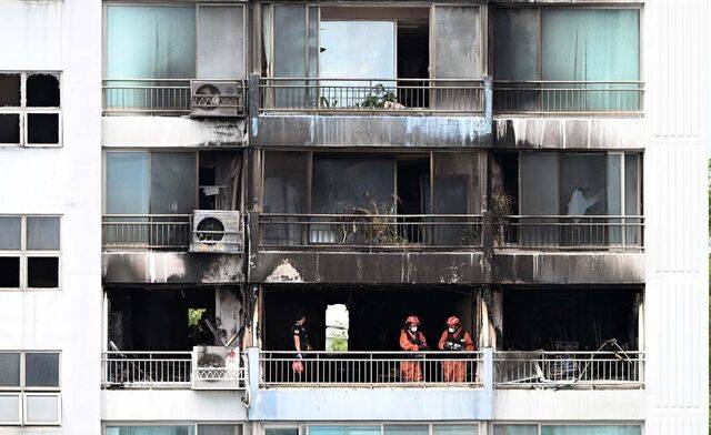 서울 마포구 창전동 한 아파트가 17일 화재로 검게 그을려 있다. 아파트 14층의 한 가구에서 발생한 불로 2명이 숨지고 14명이 다쳤다. 권현구 기자