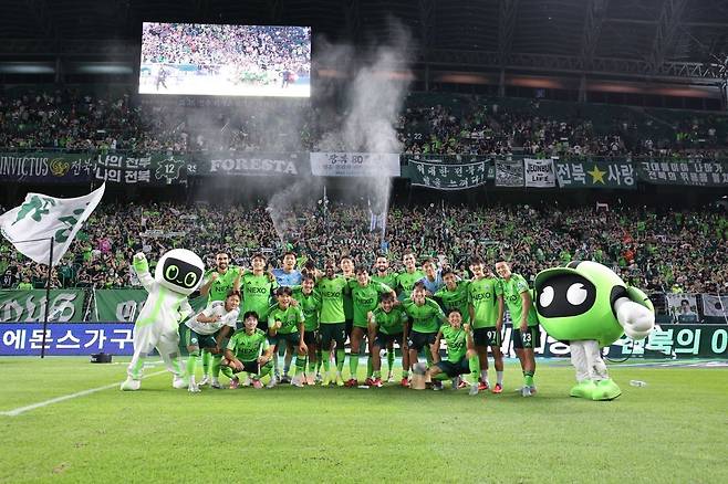 전북 현대 선수들이 지난 16일 전주월드컵경기장에서 열린 대구FC와의 2025 K리그1 26라운드 경기에서 22경기 연속 무패를 달성한 뒤 승리의 세리머니를 하고 있다. 한국프로축구연맹 제공