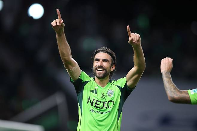 전북 현대 콤파뇨가 지난 16일 전주월드컵경기장에서 열린 대구FC와의 2025 K리그1 26라운드 경기에서 골 세리머니를 하고 있다. 한국프로축구연맹 제공