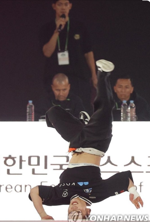헤드스핀을 하는 브레이킹 선수 [연합뉴스 자료사진]