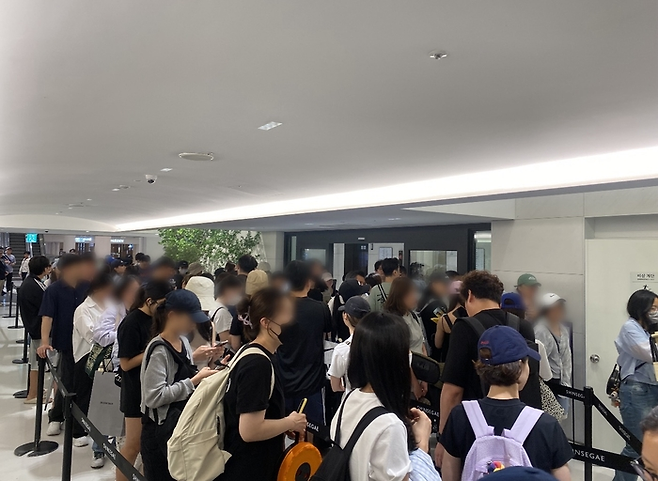 나이키스윔 신세계백화점 강남점 앞에 수영복 신상품을 구매하고자 약 400여명의 고객들이 대기줄을 서 있는 모습. 신세계백화점