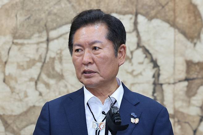 더불어민주당 정청래 대표가 19일 경북 경주시 육부촌에서 이날 경북 청도군에서 발생한 무궁화호 열차 사고 관련 브리핑을 하고 있다.  [사진출처=연합뉴스]