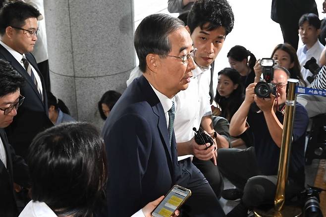 한덕수 전 국무총리가 2일 내란특검 조사를 받기 위해 서울 서초구 서울고검 청사로 향하고 있다. [김호영기자]