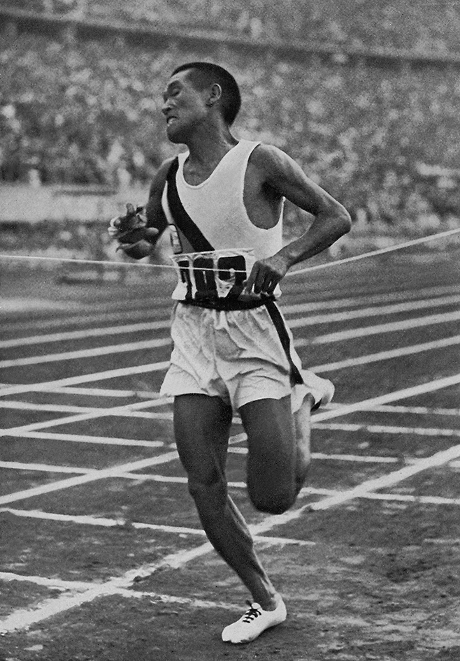 故 손기정이 1936년 제11회 독일 베를린하계올림픽 마라톤 결승선을 제일 먼저 통과하고 있다. 사진=AFP=연합뉴스 제공